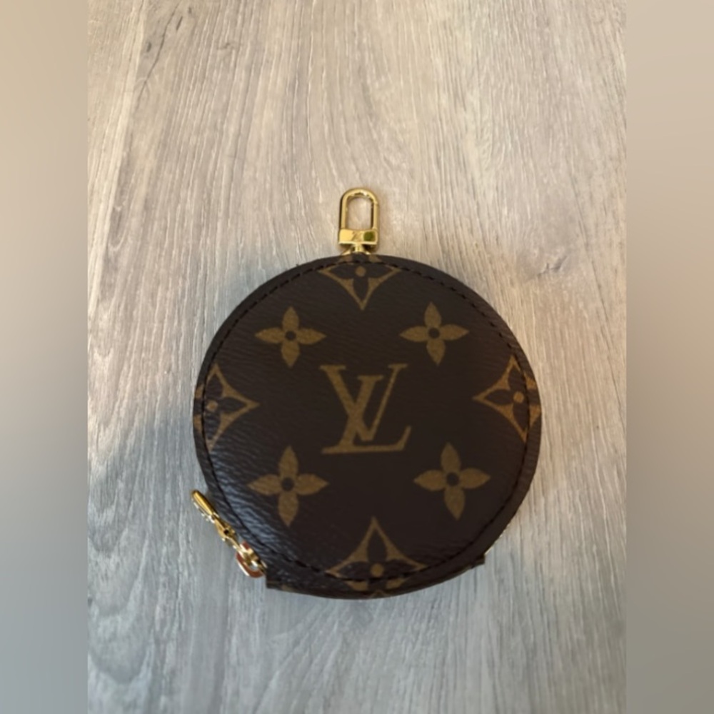 Louis Vuitton Monogram Round Coin Purse - Picture 3 of 7
